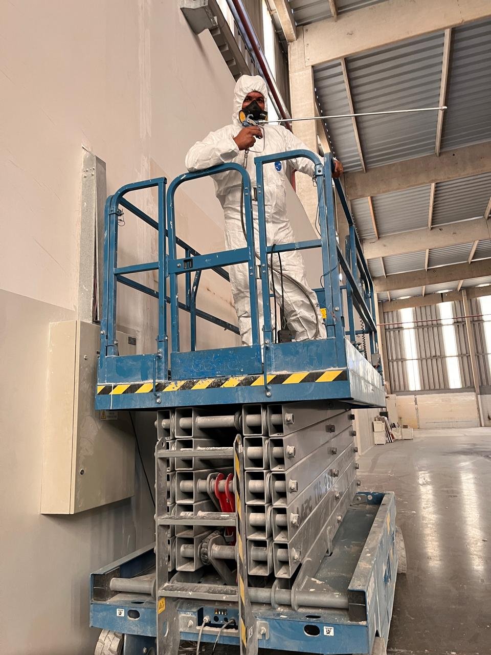 Profissional em plataforma elevatória
